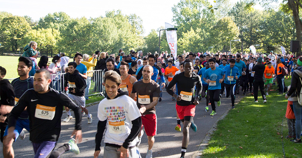 Läuferinnen und Läufer beim Start des LebensLauf