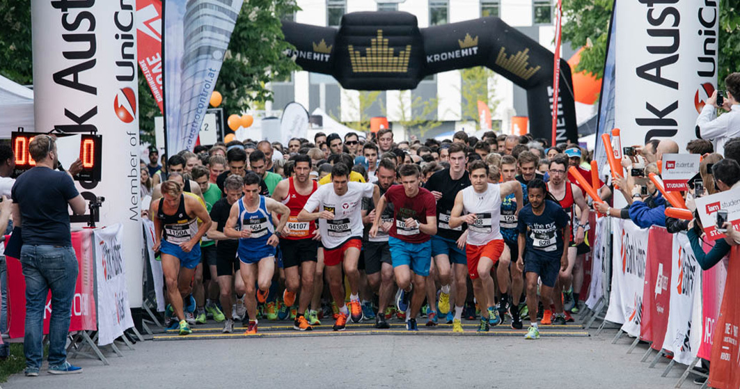 Läufer beim Start des Vienna Uni-Run