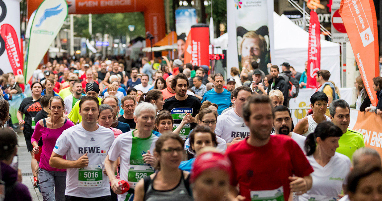 Läufer beim Start des Global 2000 Fairness Run