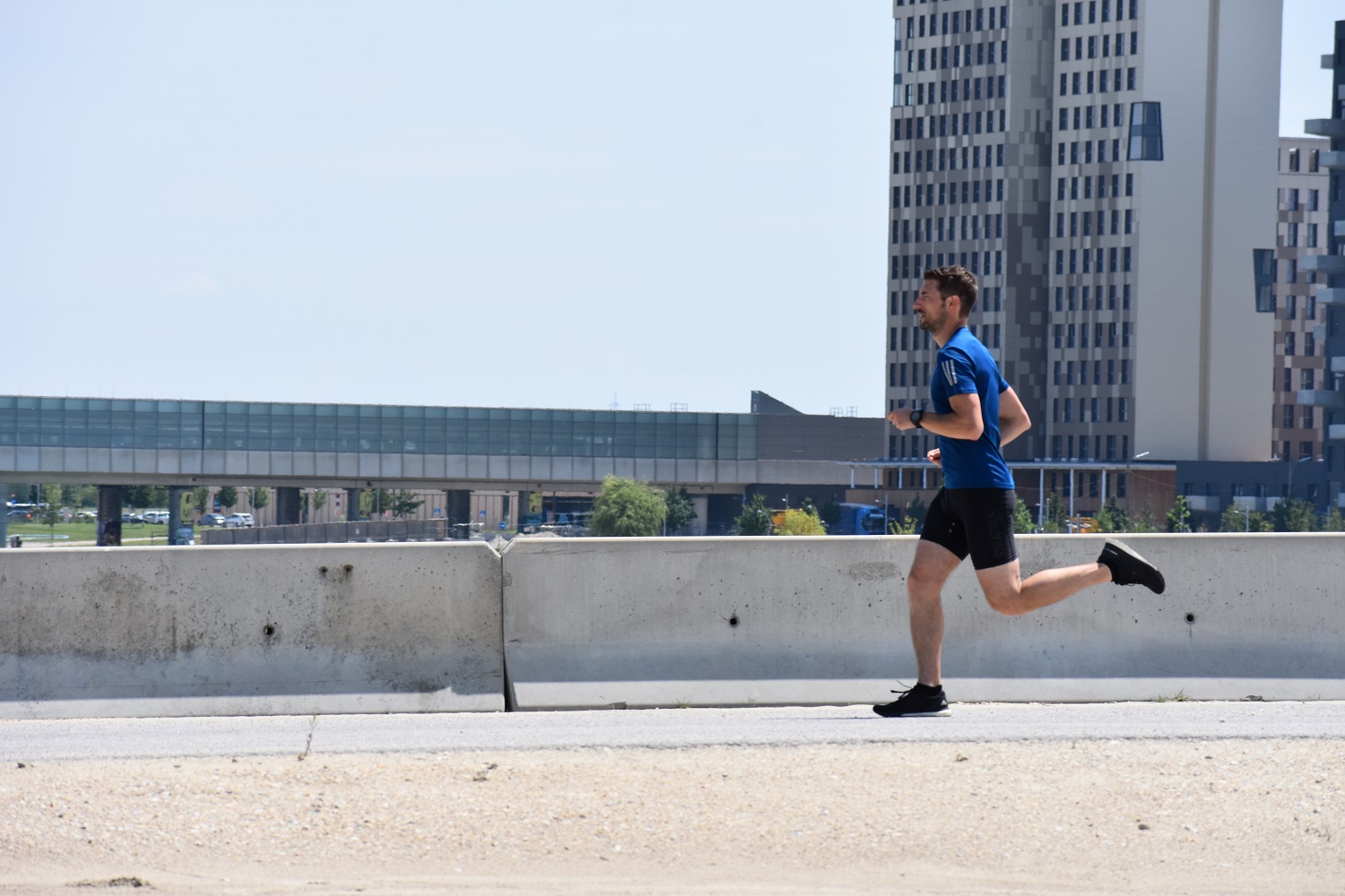 Läufer auf der Laufstrecke des Seestadt-Einzel-Zeitlauf
