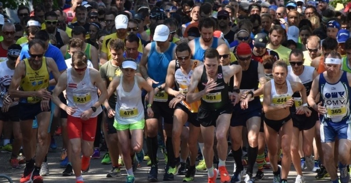 läuferinnen und läufer beim start